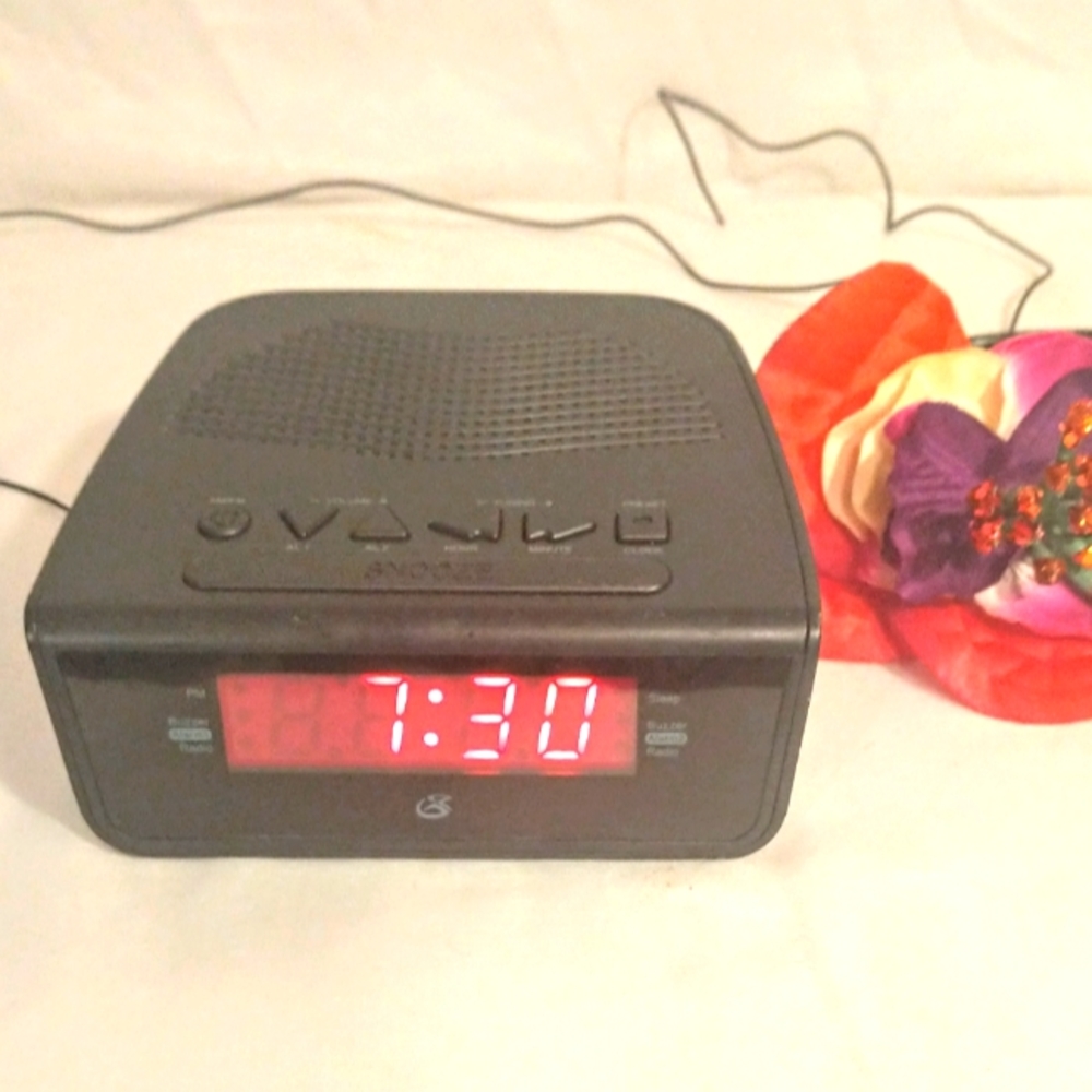 Vintage Digital Alarm Clock - AM/FM Radio